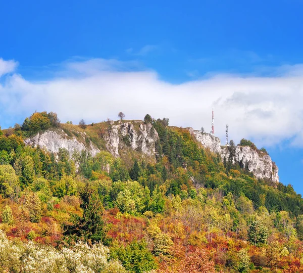 早期的秋天看法大岩石形成叫 Tupa 斯卡拉城 Vysnokubinske Skalky Vysny 顾宾区域的村庄之上 斯洛伐克北部 Tupa 斯卡拉城地区是史前聚落 — 图库照片