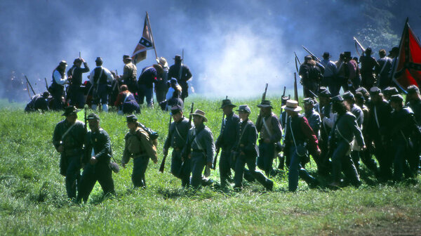 СИЭТЛ - 10 июля 1996 года - Маневры пехоты во время реконструкции сражений Гражданской войны близ Сиэтла
