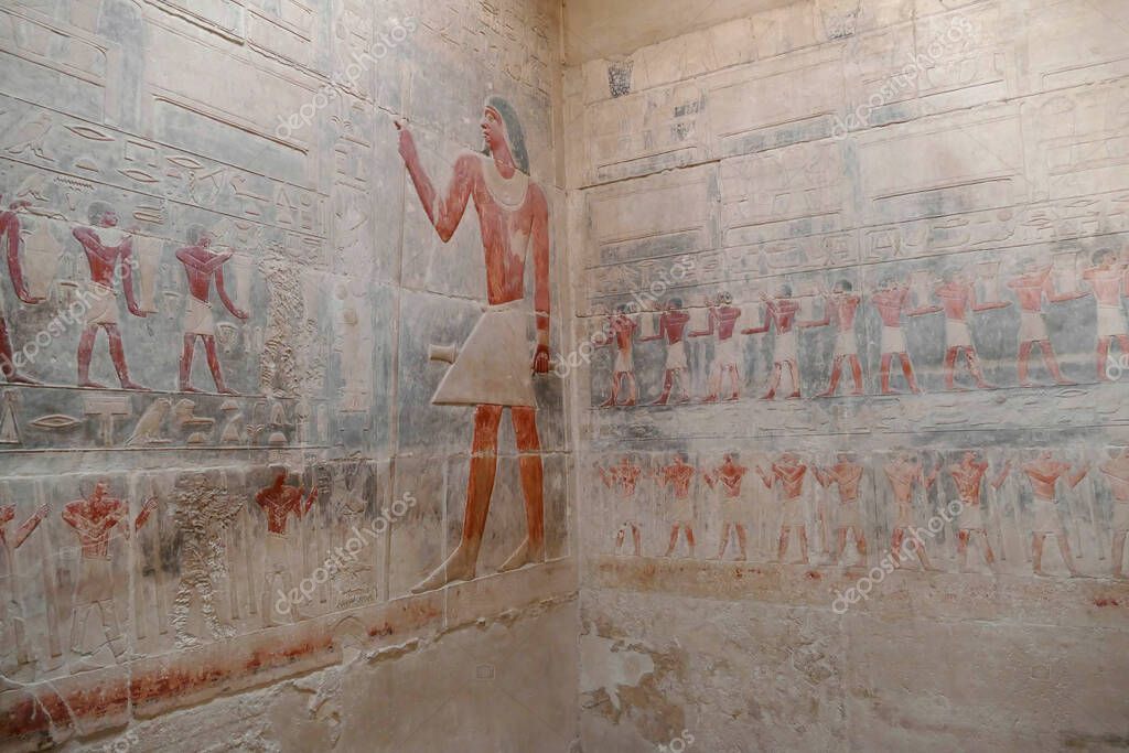 SAQQARA, EGIPTO 11 de MAR de 2020 Figuras pintadas en relieve que