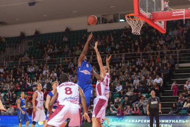 Samara, Rusya Federasyonu - Aralık 07: Marcus Ginyard #5 07 Aralık 2013 Samara, Rusya'nın Bc Krasnye Krilya oyun sırasında bir sepete topu atar M.ö. Azovmash ileri