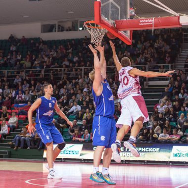 Samara, Rusya Federasyonu - Aralık 07: M.ö. Krasnye Krilya ileri Yuri Vasilyev #10 yapar o 07 Aralık 2013 Samara, Rusya'nın Bc Azovmash basketbol oyun sırasında bir atış için gider olarak başvurun