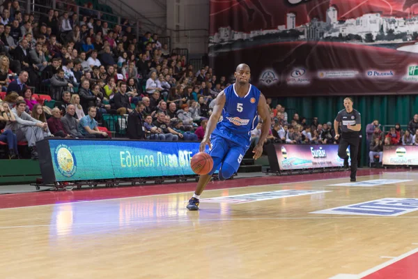 Samara Rusia Diciembre Azovmash Delantero Marcus Ginyard Dribla Pelota Durante —  Fotos de Stock