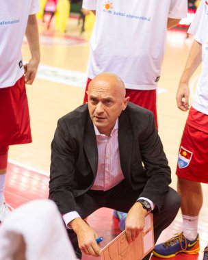 Samara, Rusya Federasyonu - 17 Aralık: M.ö. Atomeromu baş antrenör Branislav Dzunic sırasında zaman aşımı M.ö. Krasnye Krilya basketbol oyun üzerinde 17 Aralık 2013 yılında Samara, Rusya Federasyonu