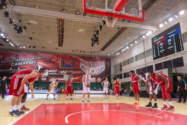 Samara, Rusya Federasyonu - 17 Aralık: M.ö. Krasnye Krilya ileri Yuri Vasilyev #10 17 Aralık 2013 Samara, Rusya'nın Bc Atomeromu oyun sırasında serbest atış vurmak hazır hale getirilir