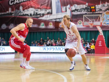 Samara, Rusya Federasyonu - 17 Aralık: M.ö. Krasnye Krilya muhafız Anton Ponkrashov #7 17 Aralık 2013 Samara, Rusya'nın Bc Atomeromu basketbol oyun sırasında top koşuyor