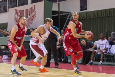 Samara, Rusya Federasyonu - 17 Aralık: M.ö. Atomeromu ileri dostum Medve #10 17 Aralık 2013 Samara, Rusya'nın Bc Krasnye Krilya basketbol oyun sırasında ekran sonra topu sürüyordu