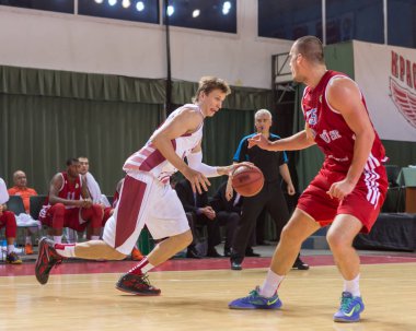 Samara, Rusya Federasyonu - 17 Aralık: Anton Pushkov #14 top ile bir Bc Atomeromu oyuncu üzerinde 17 Aralık 2013 Rusya'nın Samara kentinde çıkarmaya çalışırsa M.ö. Krasnye Krilya Merkezi