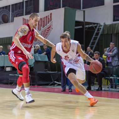 Samara, Rusya Federasyonu - 17 Aralık: M.ö. Krasnye Krilya görevlisi Alexander Martynov #6 17 Aralık 2013 Samara, Rusya'nın Bc Atomeromu basketbol oyun sırasında top koşuyor