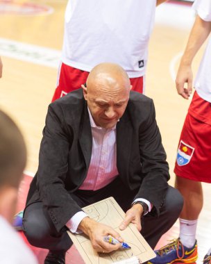 Samara, Rusya Federasyonu - 17 Aralık: M.ö. Atomeromu baş antrenör Branislav Dzunic sırasında zaman aşımı M.ö. Krasnye Krilya basketbol oyun üzerinde 17 Aralık 2013 yılında Samara, Rusya Federasyonu