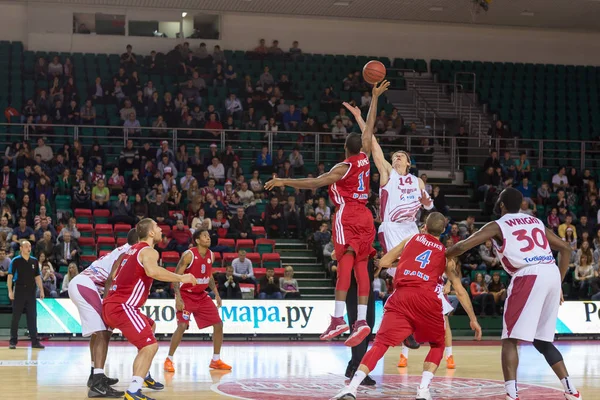 Samara, Rusya Federasyonu - 17 Aralık: açılış ipucu karşı M.ö. Atomeromu basketbol oyun sırasında M.ö. Atomeromu merkezi Jarrod Jones #11 üzerinde 17 Aralık 2013 Samara, Rusya'nın Bc Krasnye Krilya merkezi Anton Pushkov #14 atlar