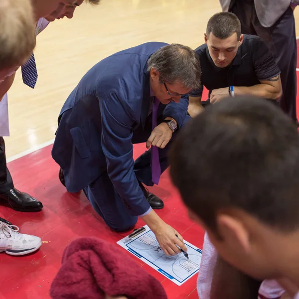 萨马拉 俄罗斯 12月17日 Krasnye Krylia 主教练谢尔盖 Bazarevich Atomeromu 篮球比赛的超时在2013年12月17日在萨马拉 俄罗斯 — 图库照片