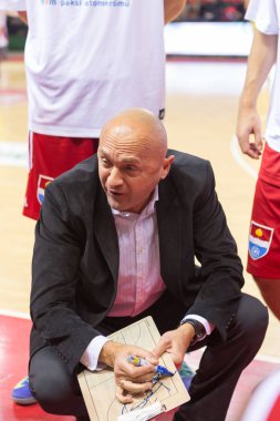 Samara, Rusya Federasyonu - 17 Aralık: M.ö. Atomeromu baş antrenör Branislav Dzunic sırasında zaman aşımı M.ö. Krasnye Krilya basketbol oyun üzerinde 17 Aralık 2013 yılında Samara, Rusya Federasyonu