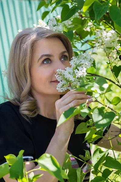 Rubia Mediana Edad Para Arbusto Una Lila Imagen De Stock