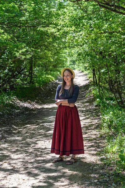 Dziewczyna Czerwonej Spódnicy Jest Dróg Leśnych — Zdjęcie stockowe