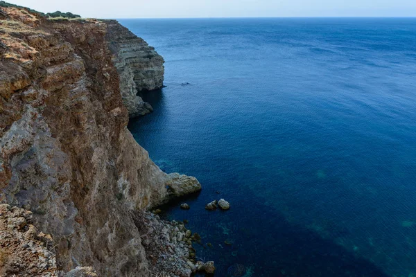 海の岩の多い海岸の上から見る — ストック写真