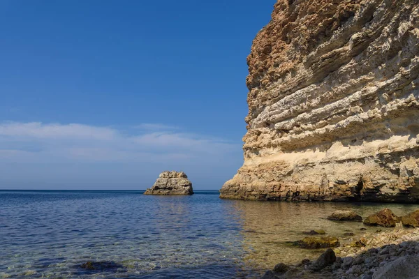 Blick Von Der Felsigen Küste Auf Die Insel Meer — Stockfoto