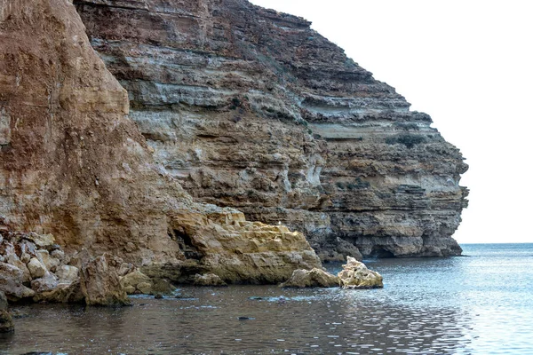 海の岩の多い海岸の上から見る — ストック写真