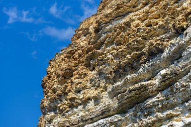 Bir bulutlu gökyüzü karşı taş