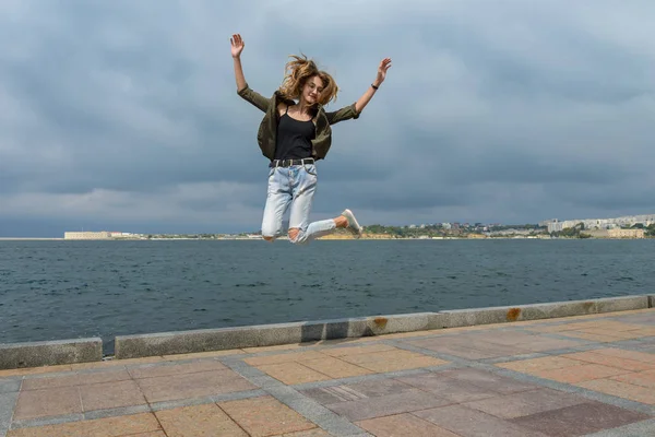Chica Joven Tiro Salto Contra Mar —  Fotos de Stock