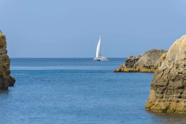 Veleiro Branco Navegando Mar Entre Rochas — Fotografia de Stock