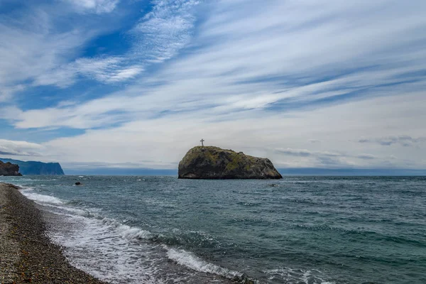 Roca con una cruz en el mar — Foto de Stock