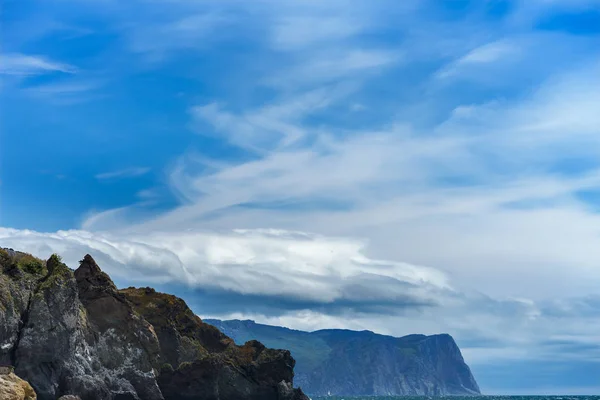 Oblačno nebe s horami v pozadí — Stock fotografie