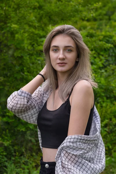 Portrait Young Beautiful Girl Bare Shoulder Green Background Summer Nature — Stockfoto