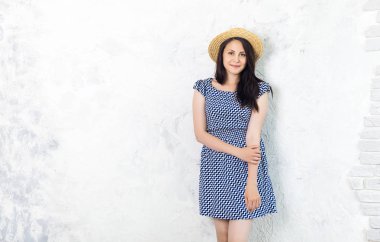 gri bir duvar yakınındaki hasır şapkalı güzel genç olumlu kız