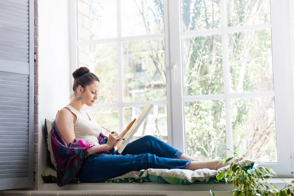 Female Artist Working Painting Bright Daylight Studio — Stock Photo, Image