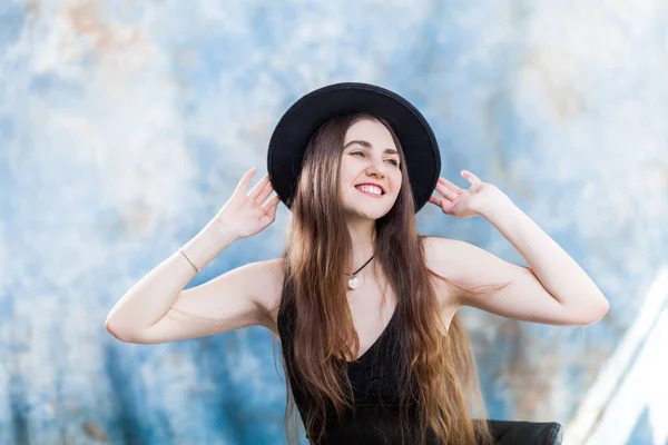 Studio Skott Magnifik Unga Leende Kvinna Eleganta Svarta Kläder Och — Stockfoto