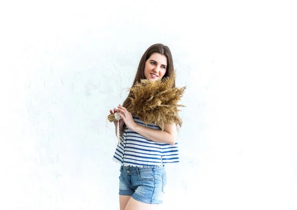 Joven Hermosa Chica Una Camiseta Rayas Pantalones Cortos Mezclilla Con — Foto de Stock