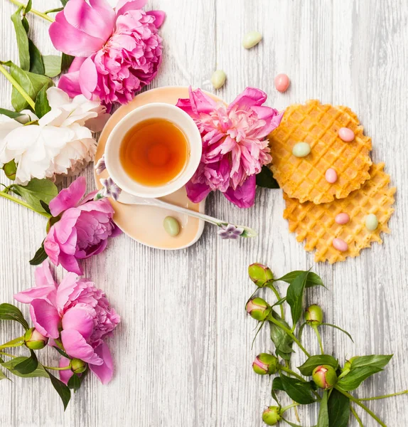 Tasse Grünen Tee Und Frühlingsblumen Blühen Auf Einem Alten Holzboden — Stockfoto