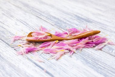 pembe şakayık yaprakları rustik bir arka plan üzerinde tahta kaşıkla