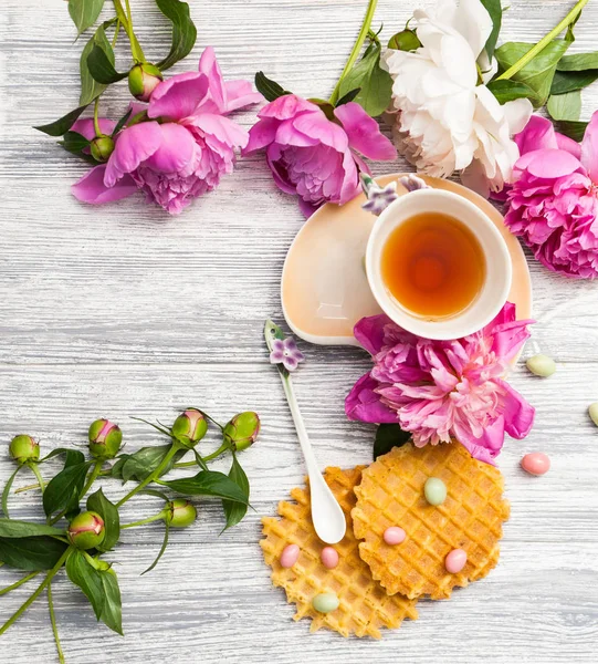 Kopje Groene Thee Voorjaar Pioenrozen Bloesem Een Oude Houten Achtergrond — Stockfoto