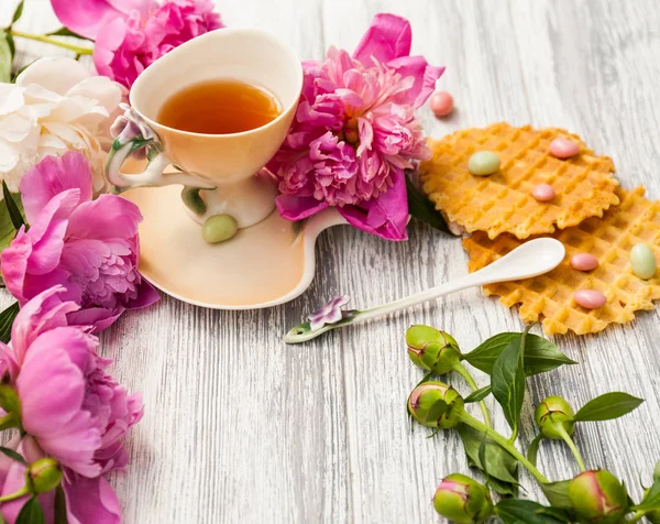 Kopje Groene Thee Voorjaar Pioenrozen Bloesem Een Oude Houten Achtergrond — Stockfoto