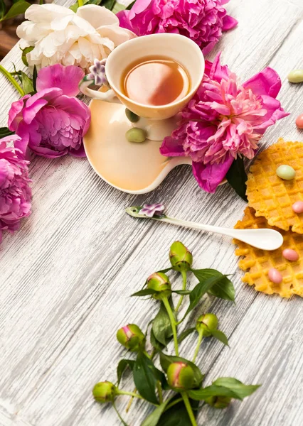 Kopje Groene Thee Voorjaar Pioenrozen Bloesem Een Oude Houten Achtergrond — Stockfoto