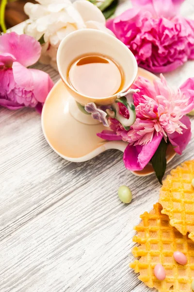 Tasse Grünen Tee Und Frühlingsblumen Blühen Auf Einem Alten Holzboden — Stockfoto