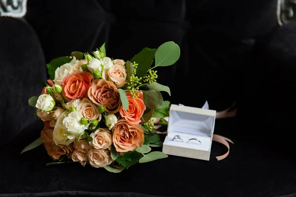 Hochzeitskonzept Hochzeit Bunten Strauß Ringe Großaufnahme Einer Schachtel Kopierraum — Stockfoto