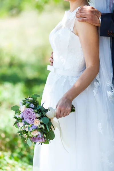 Hochzeitskonzept Der Bräutigam Berührt Zärtlich Die Hand Der Braut Nahaufnahme — Stockfoto