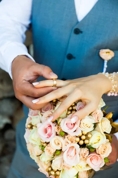Detail Rukou Ženich Šaty Nevěsty Zásnubní Prsten Prst Pozadí Barevné — Stock fotografie