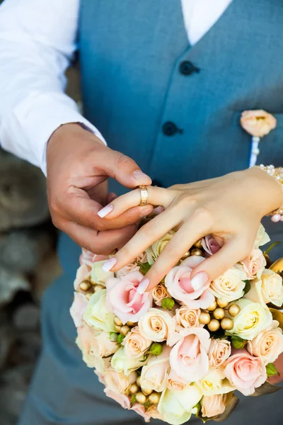 Detail Rukou Ženich Šaty Nevěsty Zásnubní Prsten Prst Pozadí Barevné — Stock fotografie