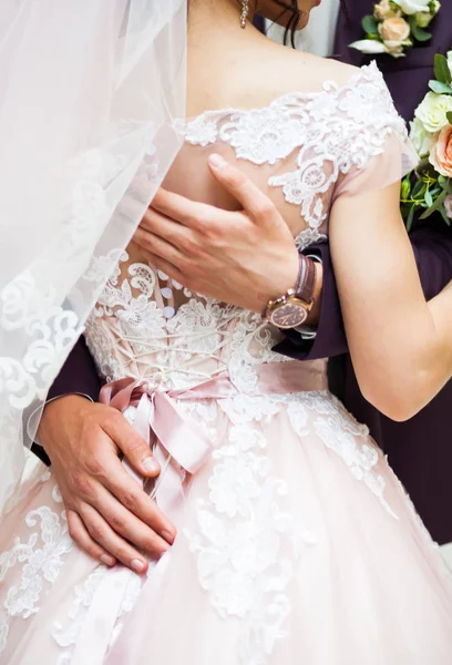 Hochzeitstag Umarmt Der Bräutigam Die Braut Zärtlich Nahaufnahme — Stockfoto