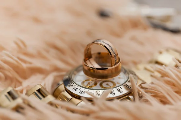 Concepto Boda Anillos Boda Cerca Dial Del Reloj Copiar Espacio —  Fotos de Stock