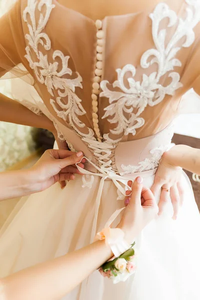 結婚式のコンセプト 花嫁の優しい結婚式レースのドレスで背中をクローズ アップ ドレスを固定のプロセス — ストック写真