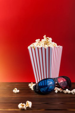 Sinema arka plan. Filmi izlerken. Gözlük, içki, patlamış mısır ve Klaket üzerinde kırmızı zemin üstten görünüm alanı Kopyala