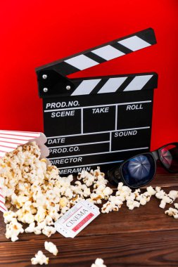 Sinema klaket, patlamış mısır, Bilet ve kopya alanı ile ahşap plakalar üzerinde 3d gözlük