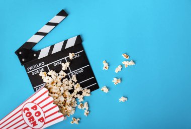 Sinema arka plan. Filmi izlerken. Patlamış mısır ve mavi arka plan üstüne Klaket kopya alanı göster