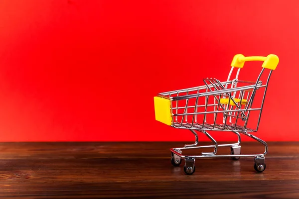 Empty Shopping Cart Parking Yellow Background Copyspace Retail Store — Stock Photo, Image