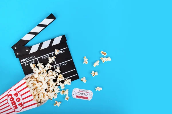 Bioscoop Achtergrond Film Kijken Popcorn Ticket Filmklapper Blauwe Achtergrond Bovenop — Stockfoto