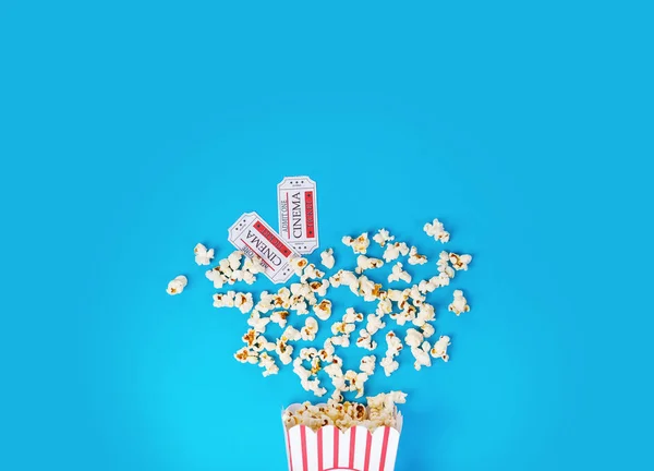 Lose Popcorn Gestreifter Box Zwei Kinokarten Auf Blauem Hintergrund — Stockfoto